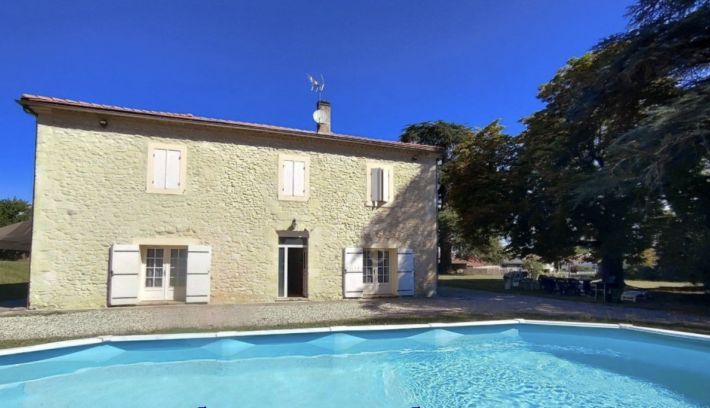 Detached Country House with Swimming Pool and Land