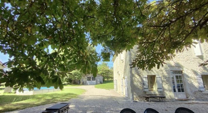 Detached Country House with Swimming Pool and Land