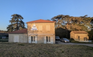 Detached Country House with Swimming Pool and Land