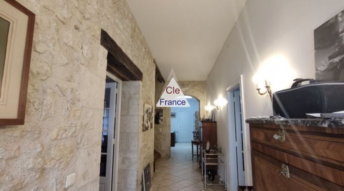 Detached Country House with Swimming Pool and Land