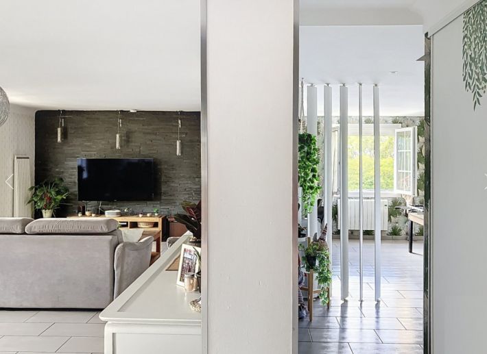 Beautiful Family Home with Pool in Garden