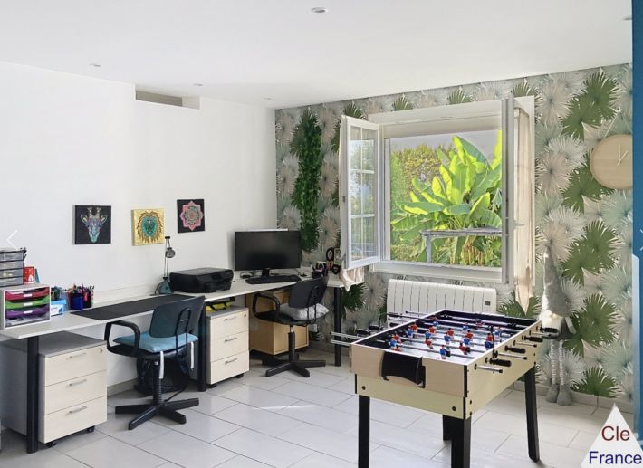 Beautiful Family Home with Pool in Garden