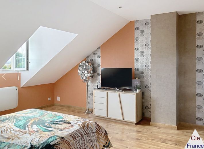 Beautiful Family Home with Pool in Garden