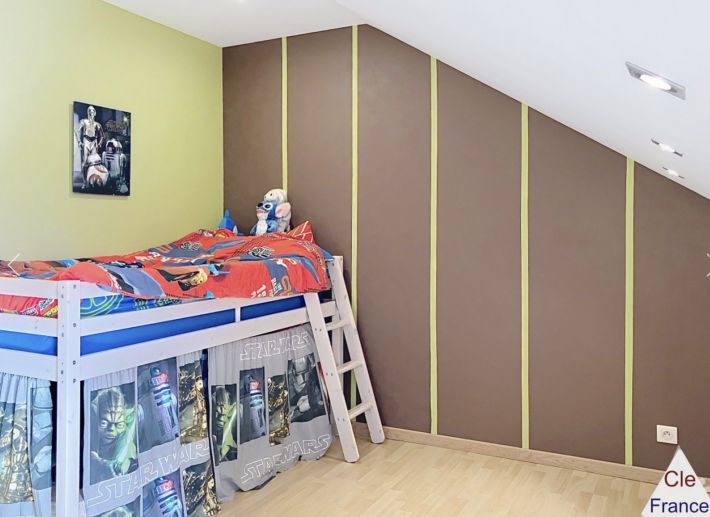 Beautiful Family Home with Pool in Garden