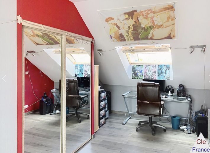 Beautiful Family Home with Pool in Garden