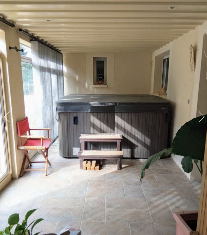 Large Detached Country House with Parkland Garden