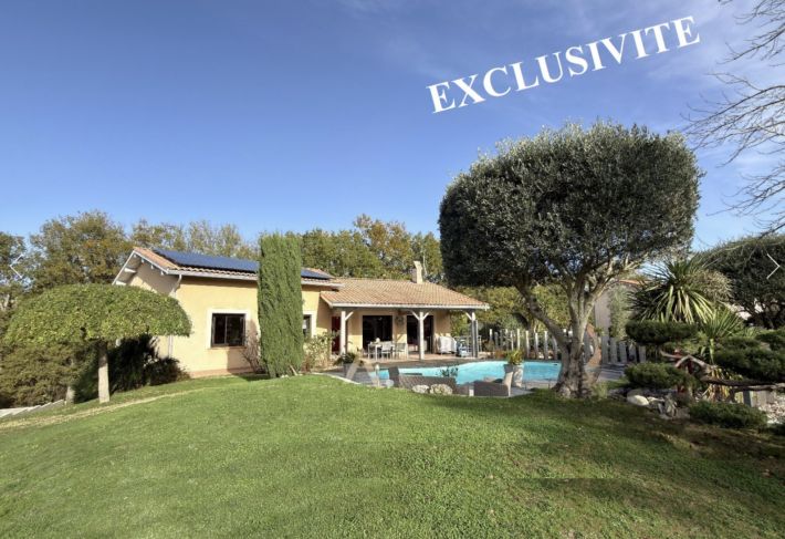 Detached House with Garden and Swimming Pool