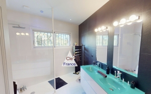 Detached House with Garden and Swimming Pool