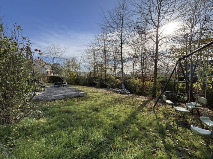 Contemporary Detached House with Landscaped Garden