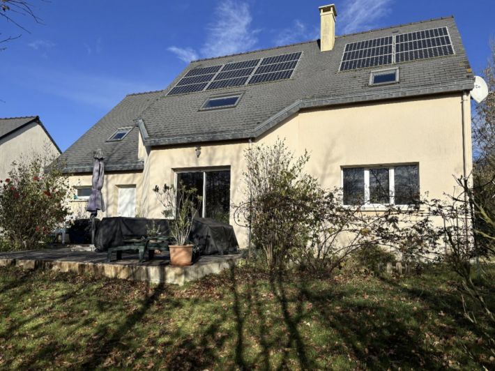 Contemporary Detached House with Landscaped Garden