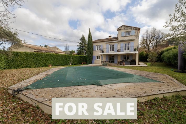 Detached House with Pool in Landscaped Garden