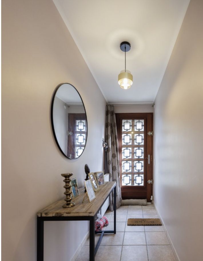 Detached House with Pool in Landscaped Garden