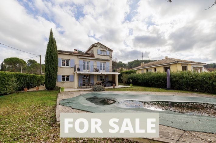Detached House with Pool in Landscaped Garden