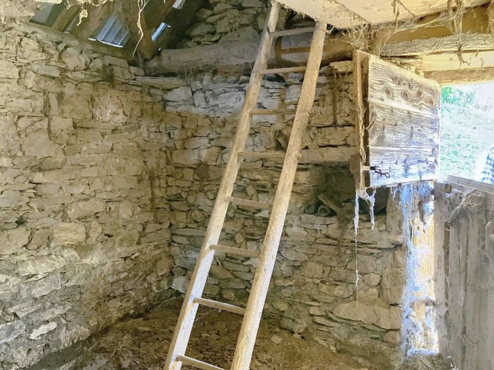 Barn to Renovate in Great Location with Beautiful Mountain Views