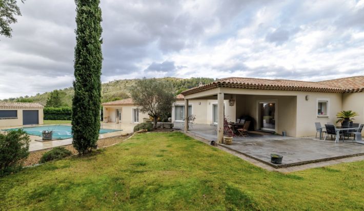 Contemporary House with Swimming Pool