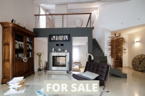 Contemporary House with Swimming Pool