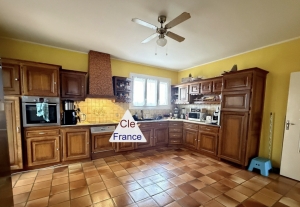 Detached House with Conservatory and Garden