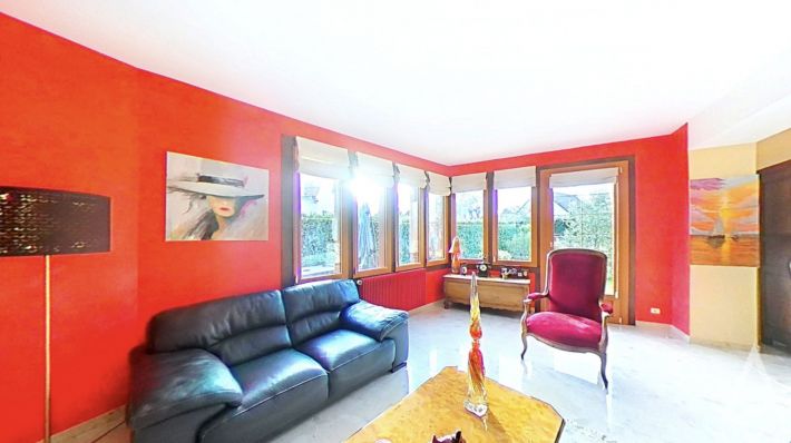 Lovely Detached House with Garden