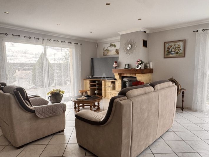 Detached Villa with Mature Garden and Open View