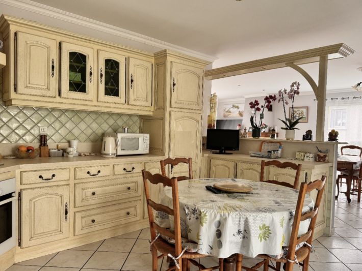 Detached Villa with Mature Garden and Open View