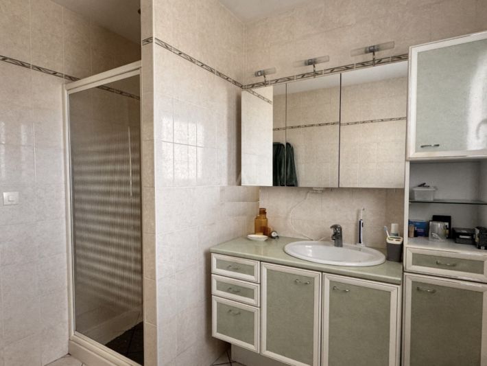 Detached Villa with Mature Garden and Open View