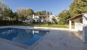 Detached House with Pool in Landscaped Garden