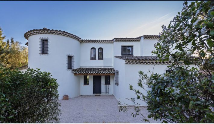 Detached House with Pool in Landscaped Garden
