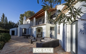 Detached House with Pool in Landscaped Garden