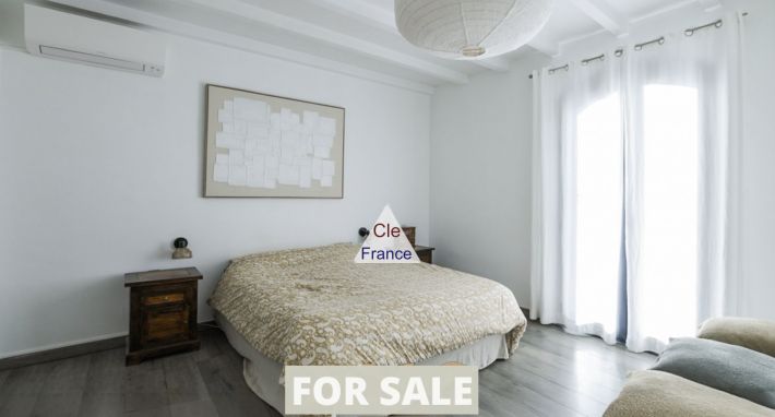 Detached House with Pool in Landscaped Garden