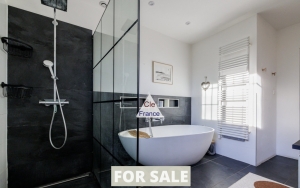 Detached House with Pool in Landscaped Garden