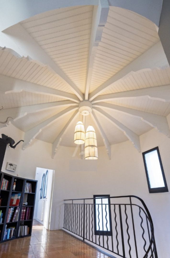 Detached House with Pool in Landscaped Garden