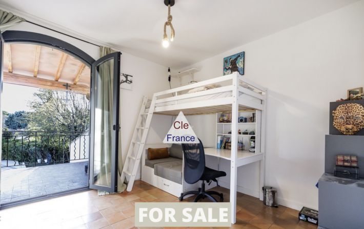 Detached House with Pool in Landscaped Garden