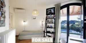 Detached House with Pool in Landscaped Garden