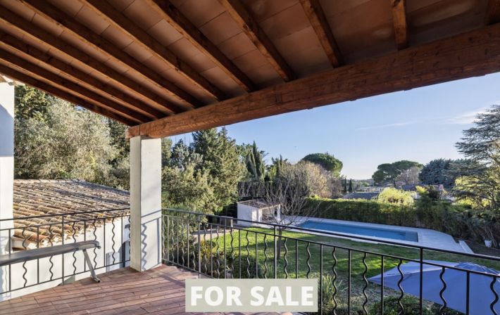 Detached House with Pool in Landscaped Garden