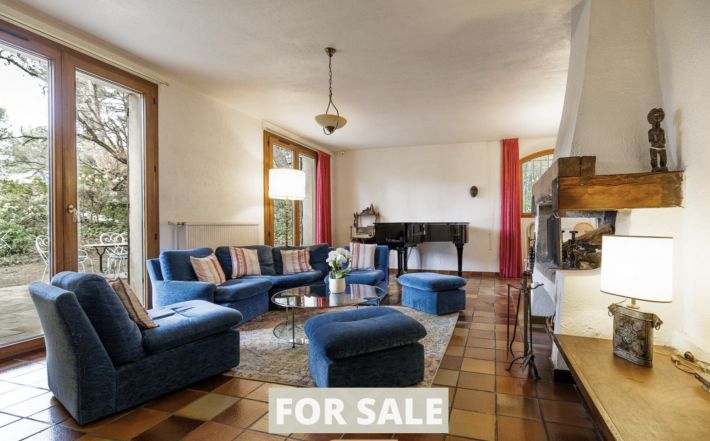 Detached Country House with Mature Gardens