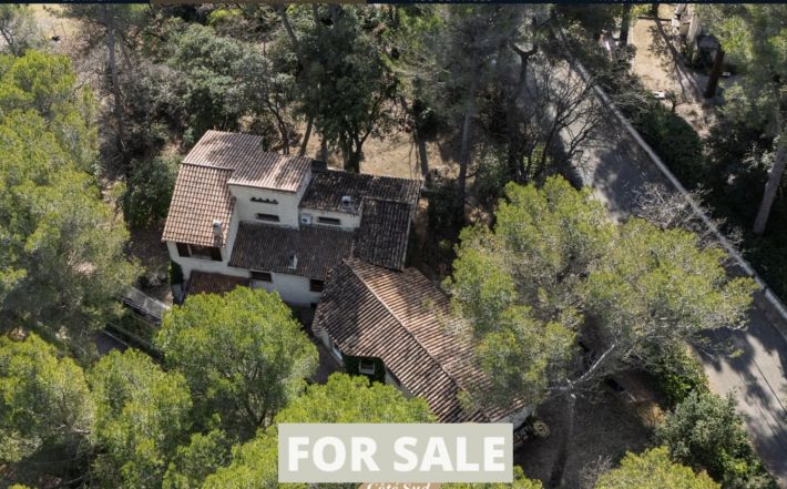 Detached Country House with Mature Gardens