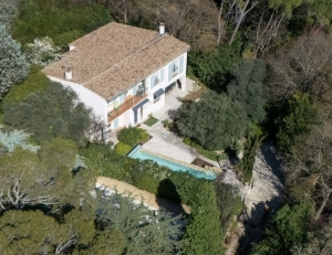Manor House with Swimming Pool in Landscaped Gardens