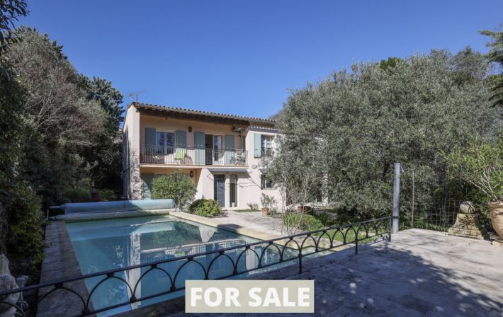 Manor House with Swimming Pool in Landscaped Gardens