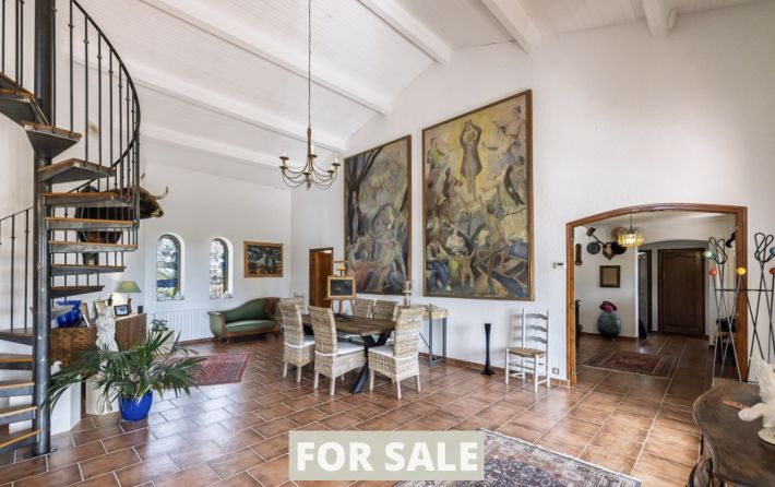 Contemporary Detached House with Swimming Pool