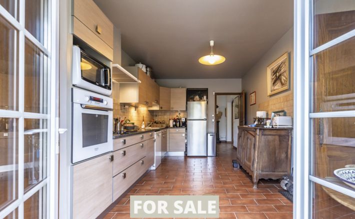 Contemporary Detached House with Swimming Pool