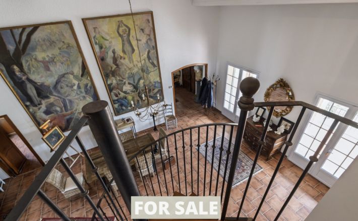 Contemporary Detached House with Swimming Pool