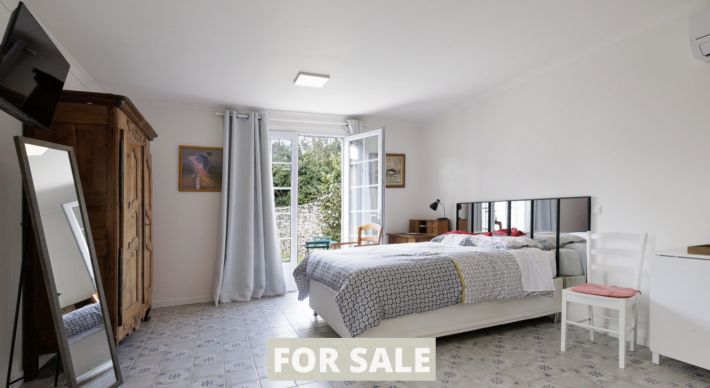 Contemporary Detached House with Swimming Pool