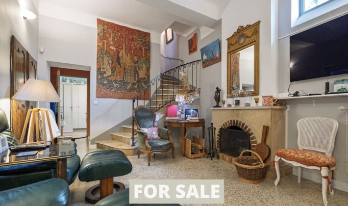 Up-Market Manor House with Swimming Pool