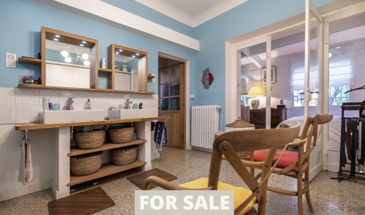 Up-Market Manor House with Swimming Pool