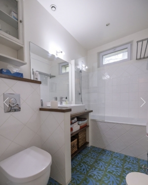 Up-Market Manor House with Swimming Pool