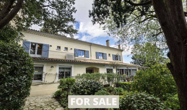 Up-Market Manor House with Swimming Pool