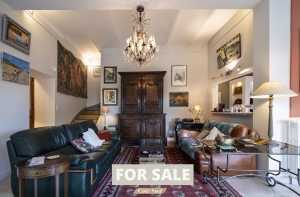 Up-Market Manor House with Swimming Pool