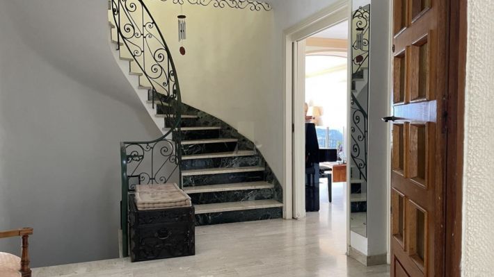Villa with Swimming Pool and Panoramic Views