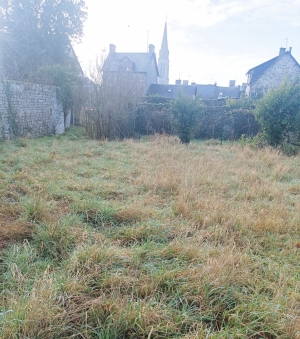 Detached House with Outbuilding and Large Garden