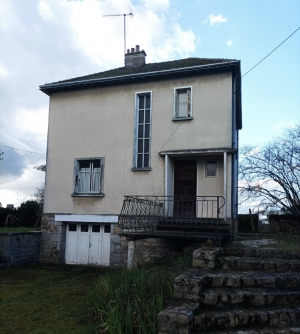 Detached House with Outbuilding and Large Garden